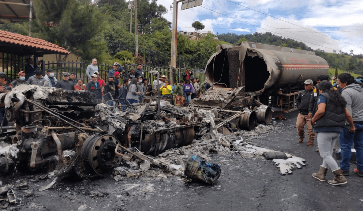 Así quedó el camión luego de incendiarse en Sololá.