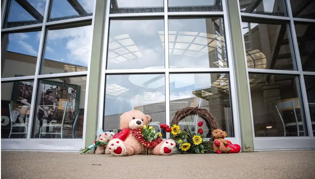 Ofrendas en memoria de las víctimas en centro comercial de Indiana. (Foto Prensa Libre: AFP)