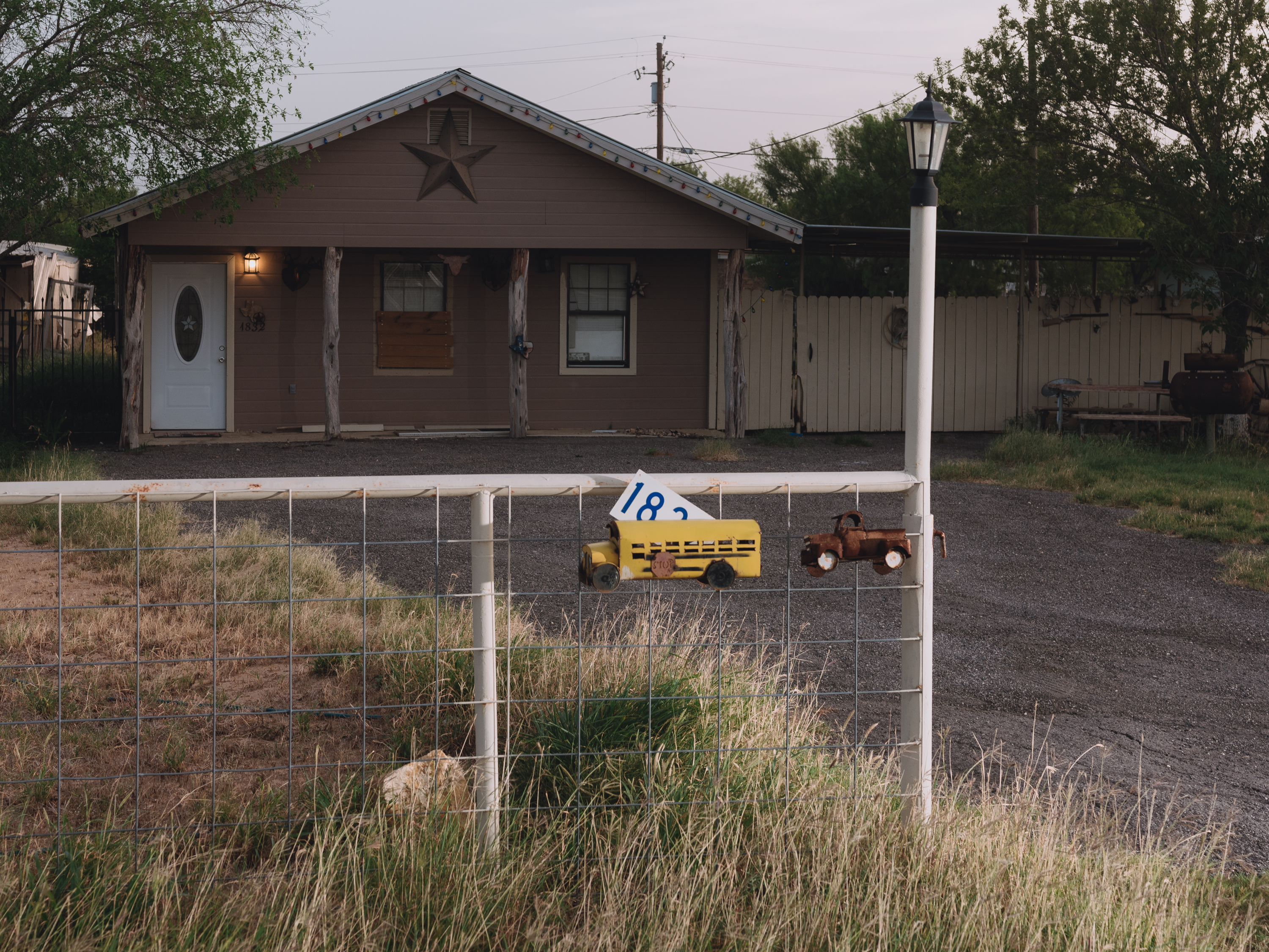 La casa frente a un gran remolque donde contrabandistas mantuvieron como rehenes a cientos de migrantes, en Carrizo Springs, Texas, el 17 de julio de 2022. (Foto Prensa Libre: Christopher Lee/The New York Times)