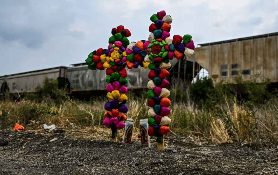 Autoridades estadounidenses investigan lo ocurrido en San Antonio, Texas, donde fue hallado un tráiler con decenas de migrantes abandonados. (Foto Prensa Libre: AFP)