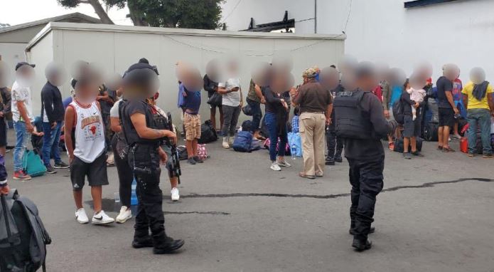 Foto de la policía de México rescatando a 251 migrantes