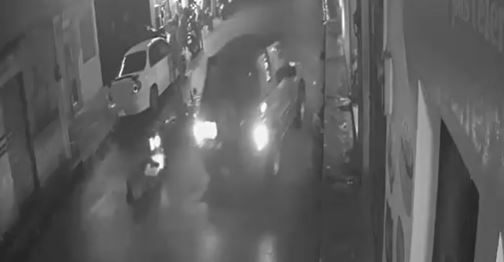 Video: el momento en que un motorista, que iba en contra de la vía, cae al asfalto por esquivar un automóvil en Comalapa