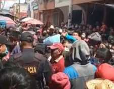 Una mujer hasta ahora no identificada fue vapuleada por pobladores de Totonicapán bajo la sindicación de haber robado objetos en varios negocios. Foto captura de pantalla.