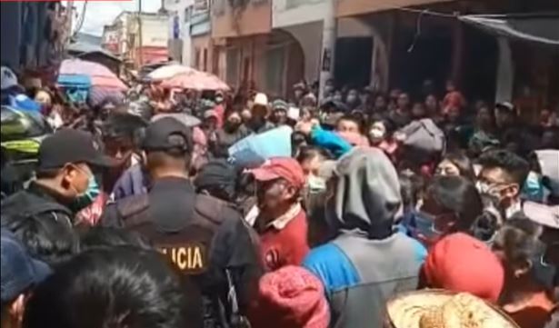 Pobladores vapulean a una mujer en el mercado municipal de Totonicapán; la acusan de robar objetos en varios negocios