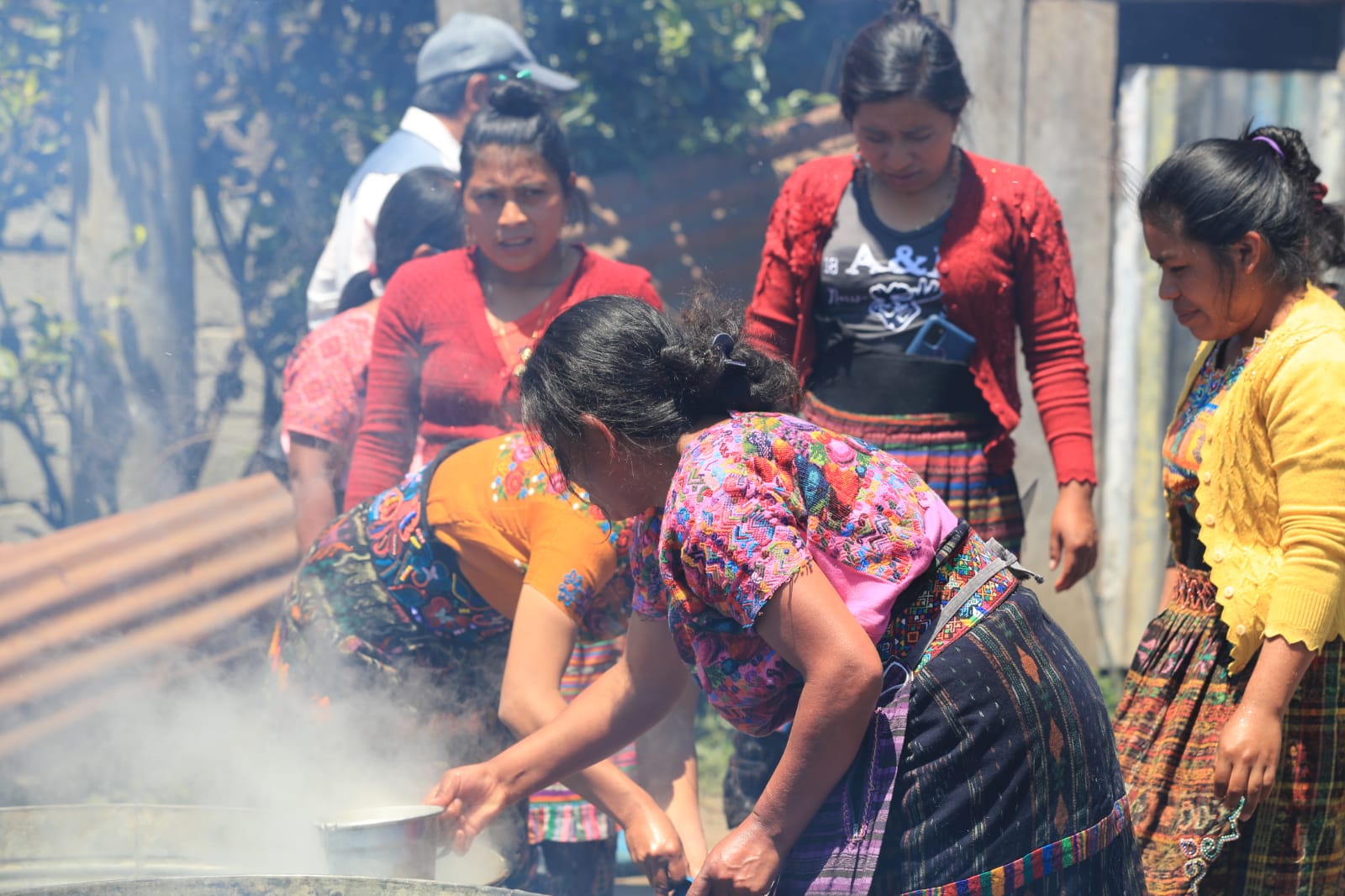 Mujeres preparando alimento