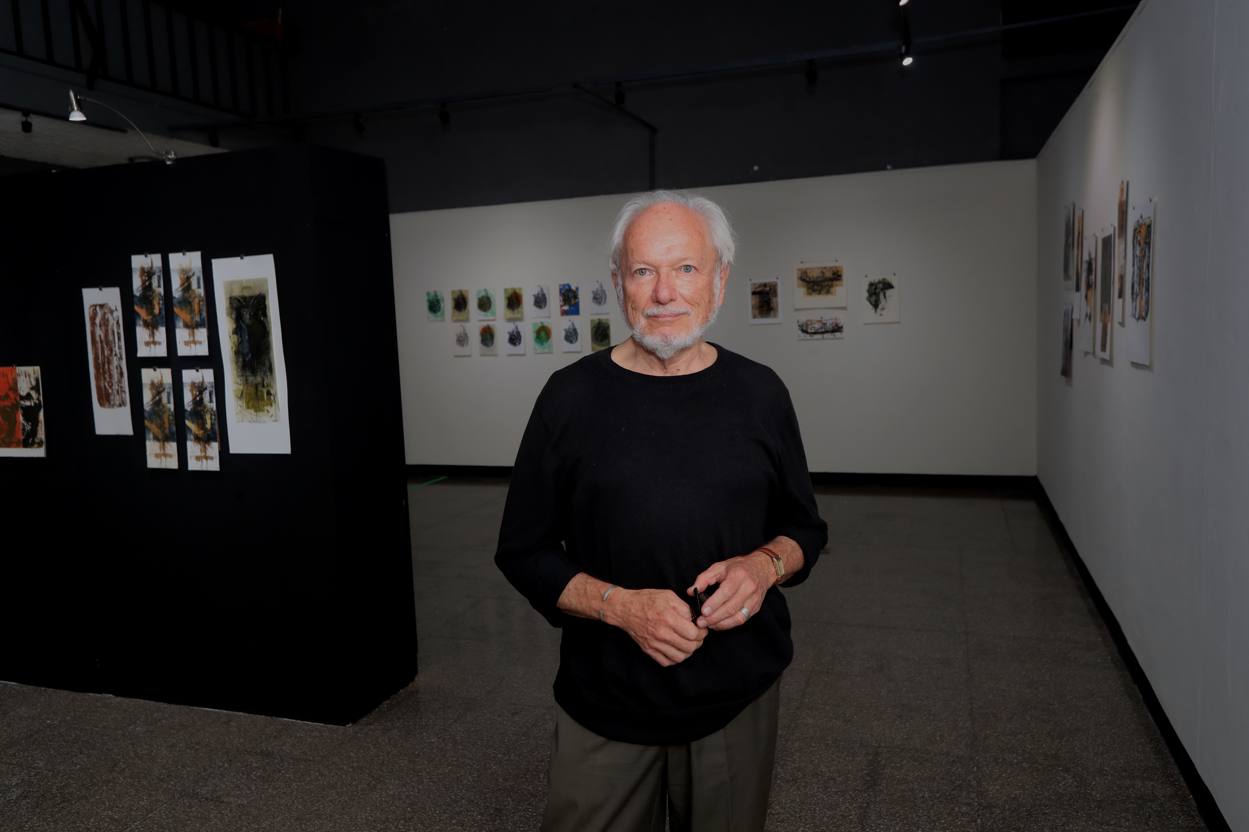 Roberto Godoy, artista guatemalteco radicado en Canadá presenta una muestra de su trabajo en Guatemala. (Foto Prensa Libre: Elmer Vargas)