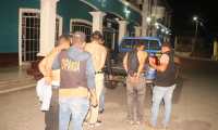 Cinco supuestos pandilleros salvadoreños, que huían de la justicia de su país, fueron detenidos en Jutiapa, cuando eran transportados por dos coyotes. (Foto Prensa Libre: PNC)