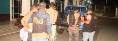 Cinco supuestos pandilleros salvadoreños, que huían de la justicia de su país, fueron detenidos en Jutiapa, cuando eran transportados por dos coyotes. (Foto Prensa Libre: PNC)