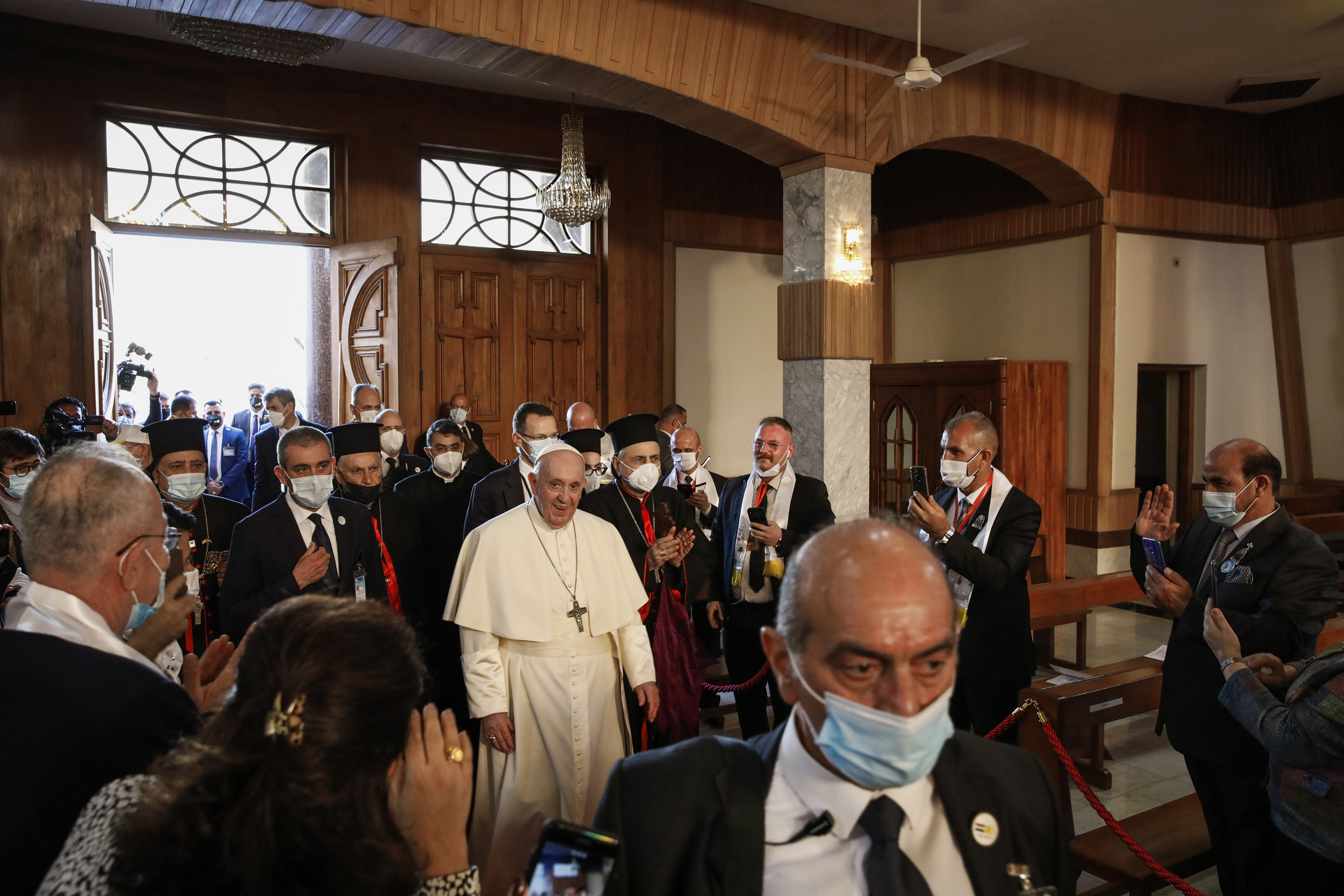 El Papa Francisco llega a la Iglesia de Nuestra Señora de la Salvación en Bagdad, el 5 de marzo de 2021. (Foto Prensa Libre: Ivor Prickett/The New York Times)