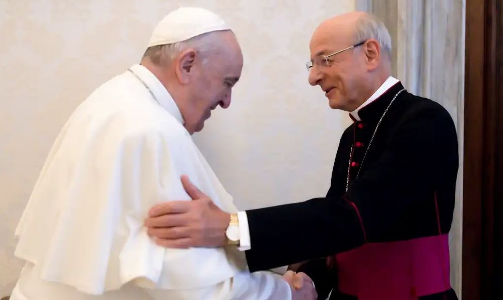 Papa Francisco (izquierda) y el actual prelado del Opus Dei, Fernando Ocáriz. (Foto Prensa Libre: EFE)