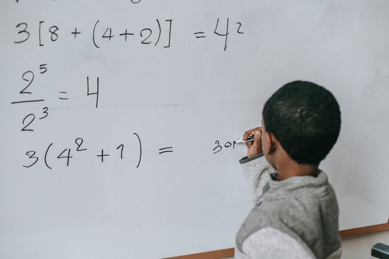 Aunque se considere que la matemática es una materia complicada, genera beneficios que son de utilidad en la edad adulta. (Foto Prensa Libre: Katerina Holmes en pexels.com).
