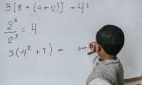 Aunque se considere que la matemática es una materia complicada, genera beneficios que son de utilidad en la edad adulta. (Foto Prensa Libre: Katerina Holmes en pexels.com).