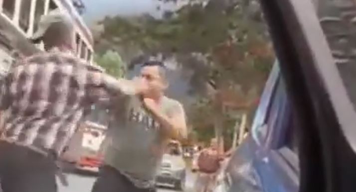 Video: Graban momento en que pilotos de transporte extraurbano protagonizan una pelea en la Avenida Recolección de Antigua Guatemala