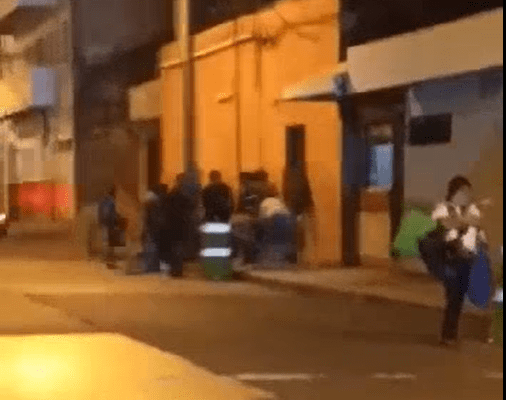 Video: Así fue la pelea entre un par de mujeres en aparente estado de ebriedad en la zona 1