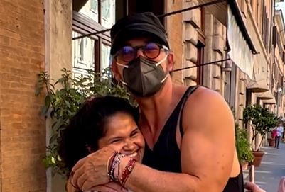 Ricardo Arjona en Roma con una seguidora