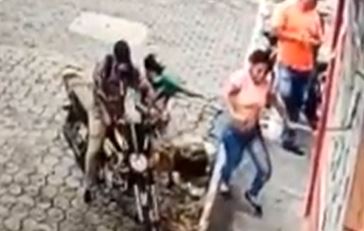 Video: hombres a bordo de motocicletas asaltan a dos personas en las calles de Mazatenango