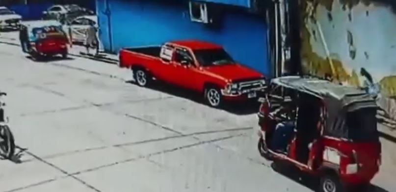 Video: Cámara capta cómo un hombre le roba sorpresivamente a una mujer y luego escapa en mototaxi en Mazatenango