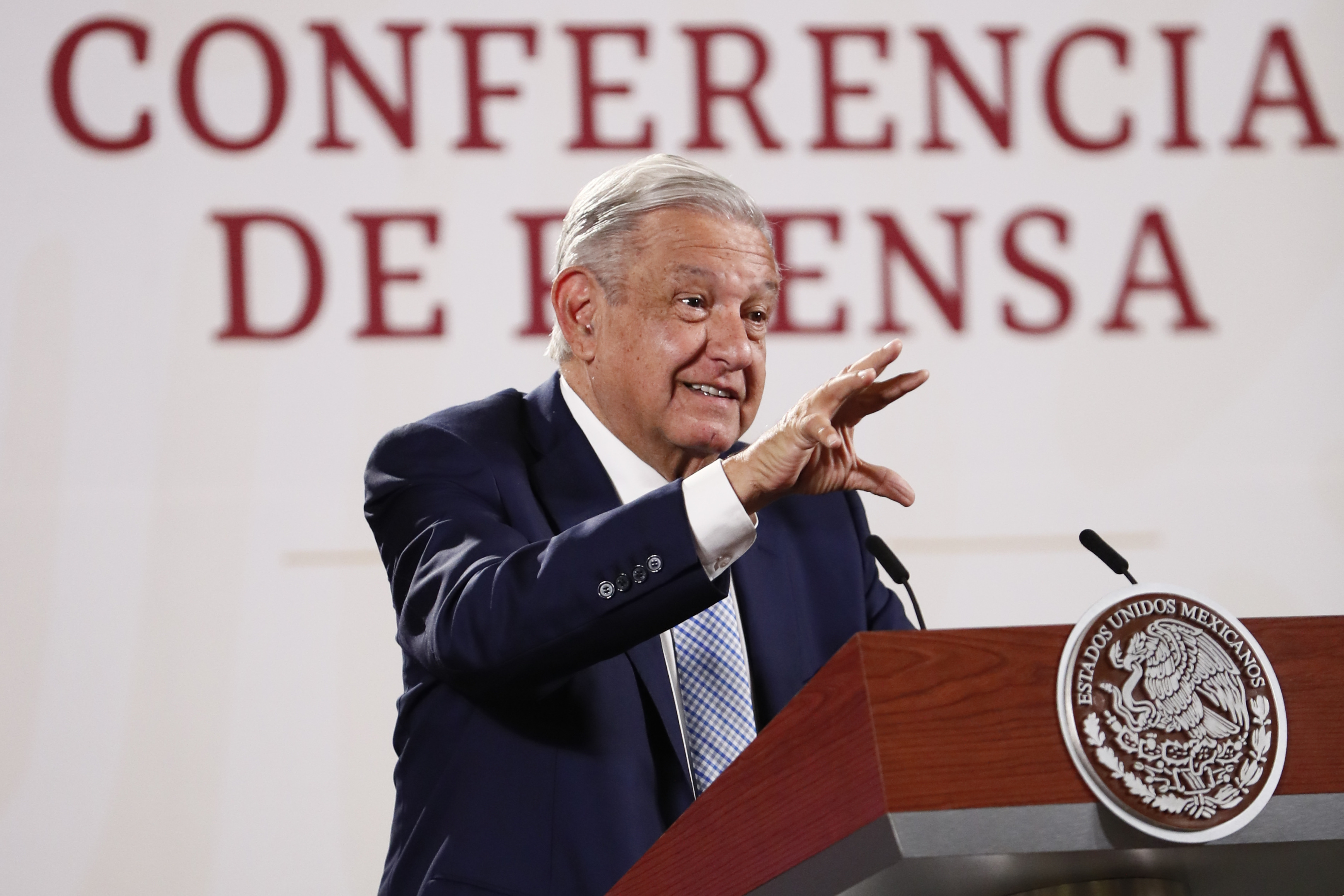 El presidente de México, Andrés Manuel López Obrador, habla durante rueda de prensa matutina, el 21 de julio de 2022. (Foto Prensa Libre: José Méndez / EFE)