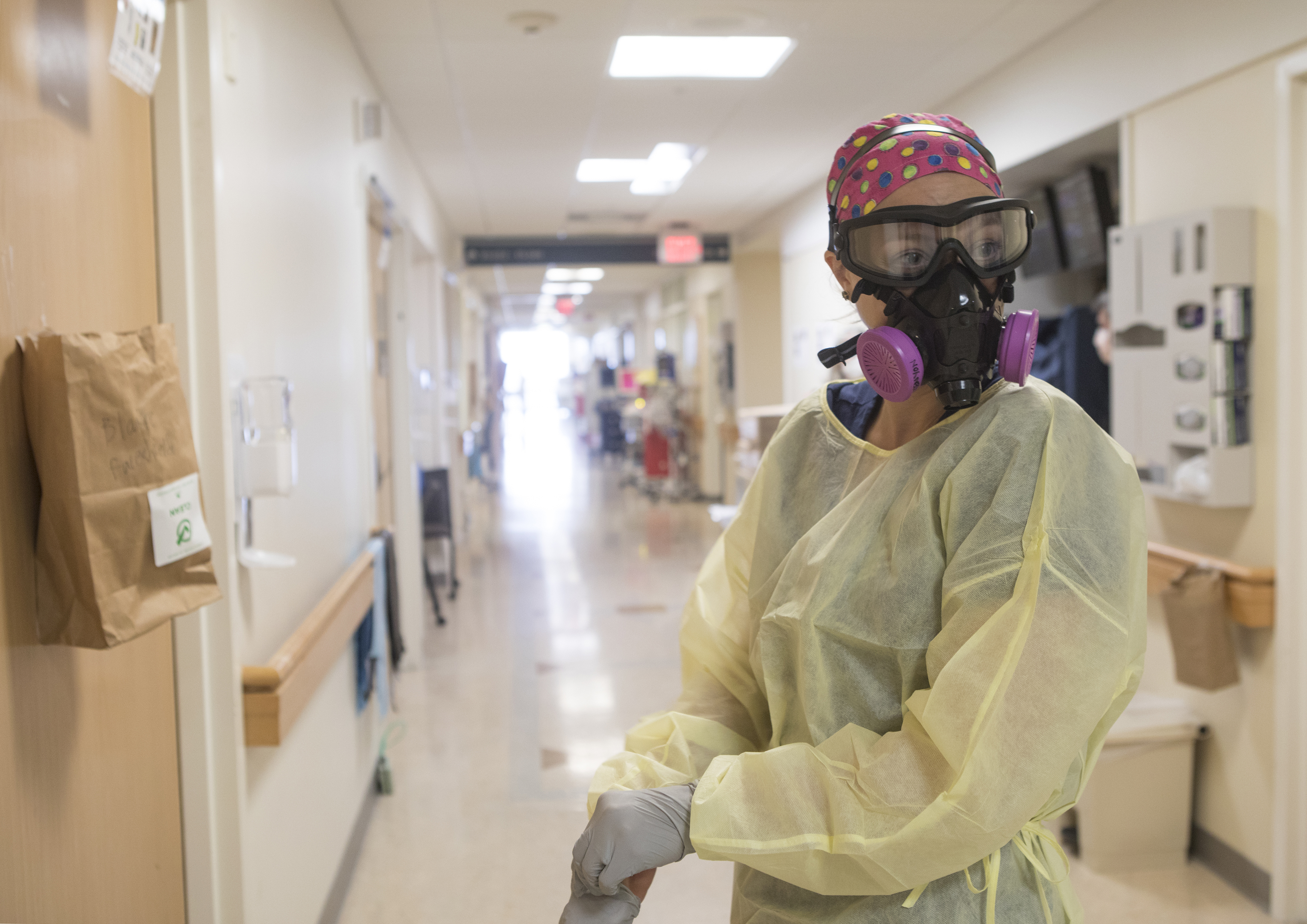 Un trabajador de la salud usa un respirador elastomérico en el Hospital Yale New Haven en New Haven, Connecticut, 30 de abril de 2020. (Kirsten Luce/The New York Times)