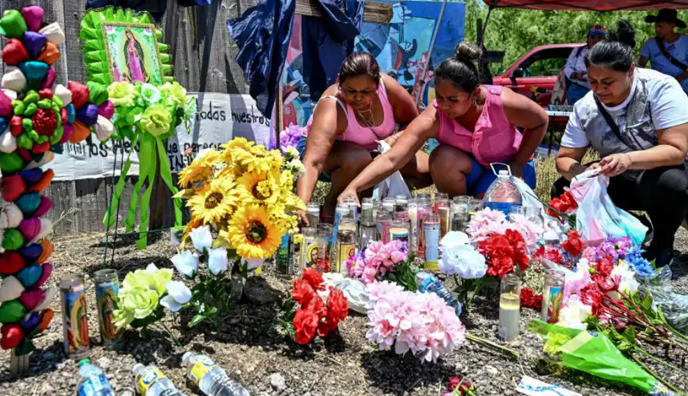 En San Antonio, Texas, migrantes han participado en vigilias por la muerte de al menos 53 personas halladas hacinadas en un tráiler. (Foto Prensa Libre: AFP)