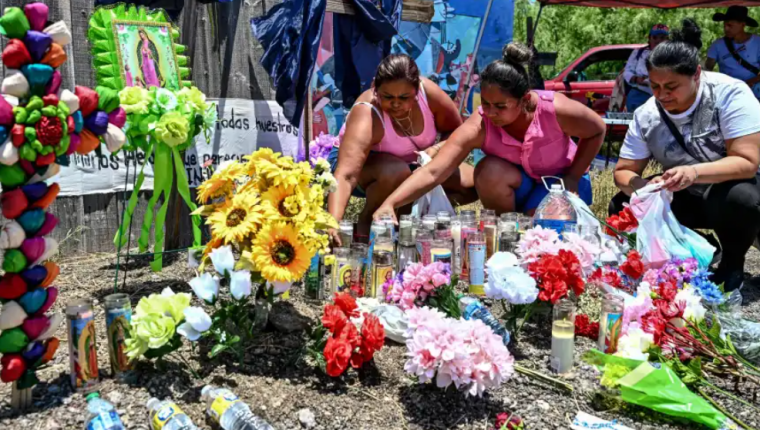 En San Antonio, Texas, migrantes han participado en vigilias por la muerte de al menos 53 personas halladas hacinadas en un tráiler. (Foto Prensa Libre: AFP)