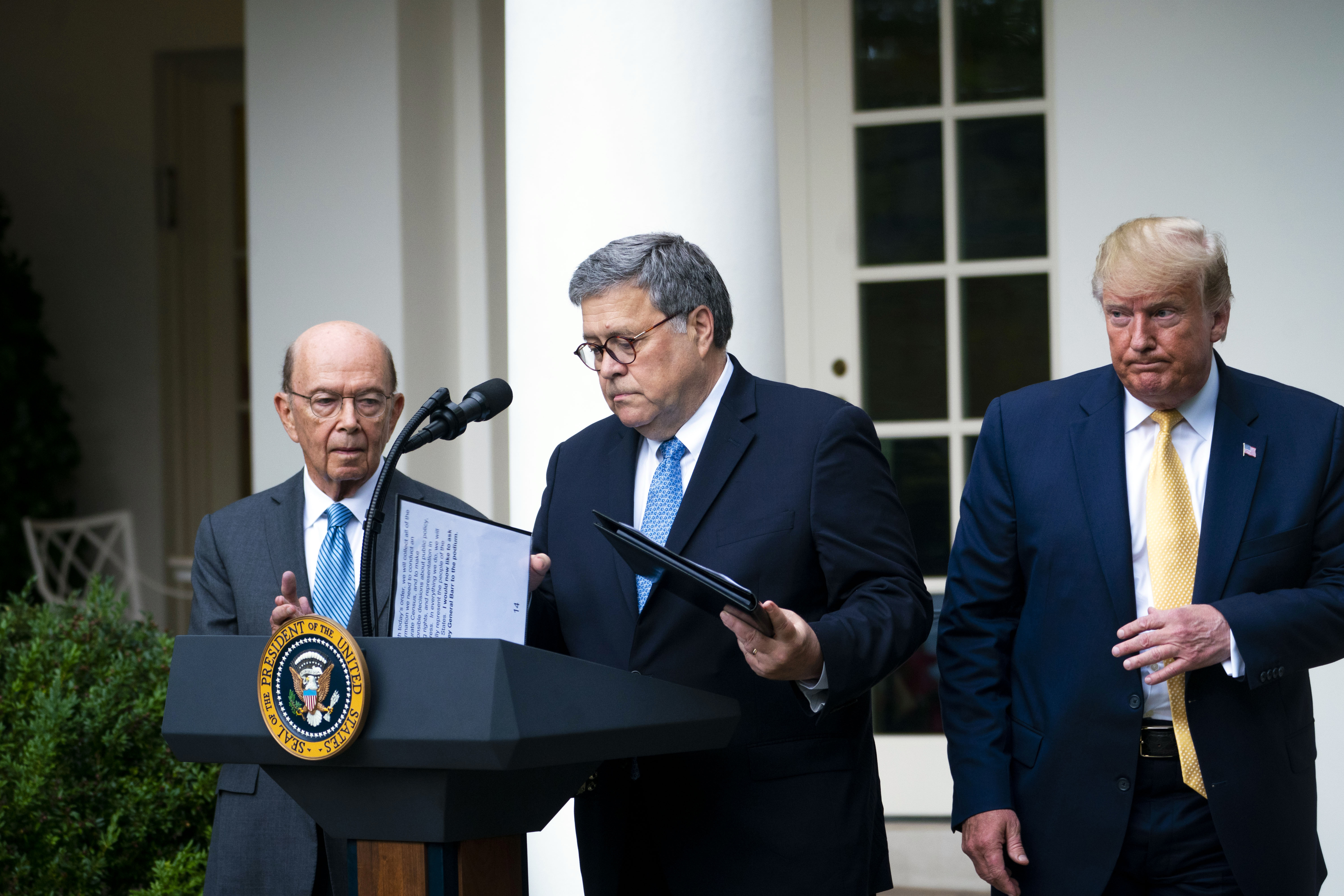 De izquierda a derecha, el secretario de Comercio Wilbur Ross, el fiscal general William Barr y el presidente Donald Trump el 11 de julio de 2019. (Foto Prensa Libre: Doug Mills/The New York Times)