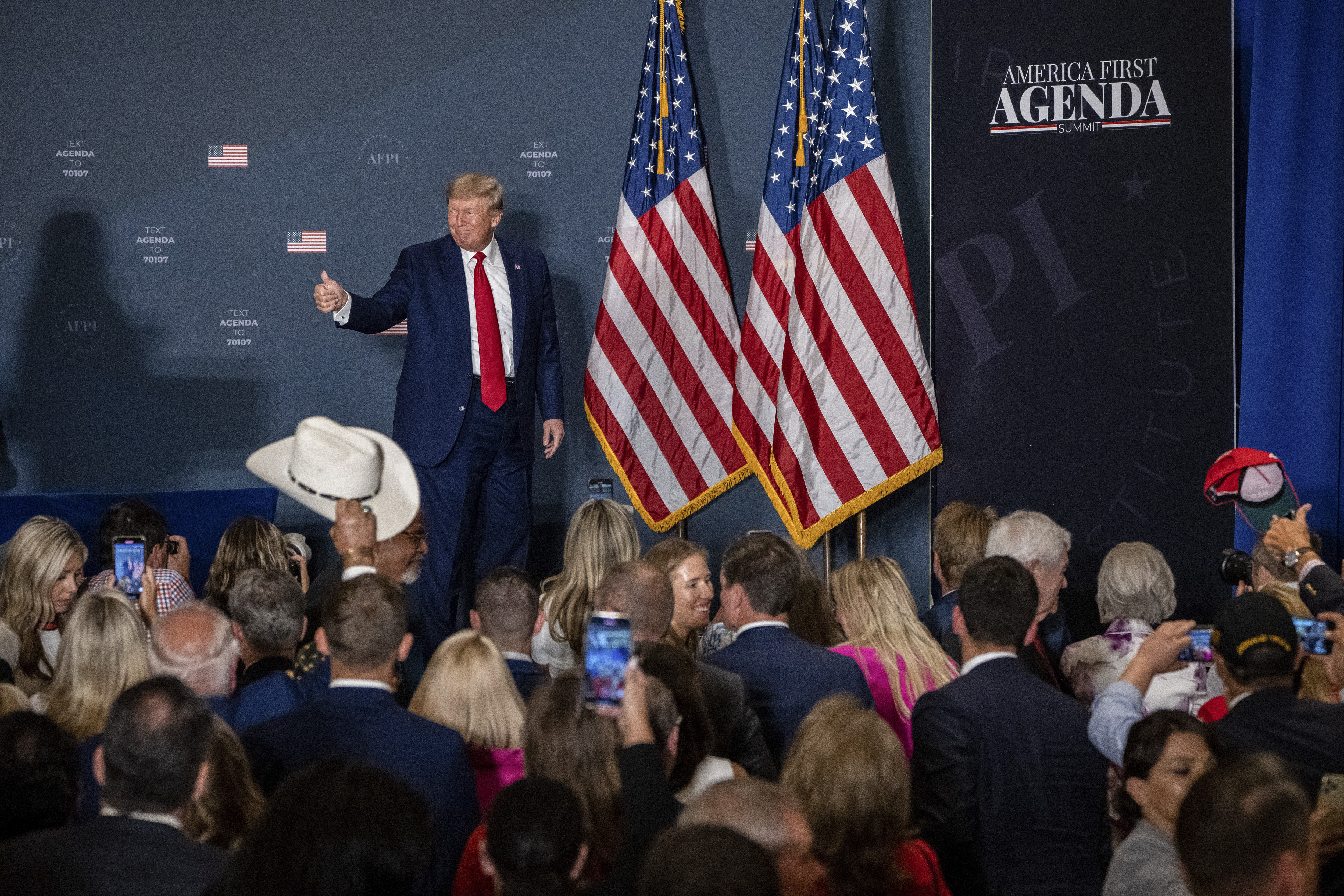 El ex presidente Donald Trump da un pulgar hacia arriba mientras pronuncia un discurso de apertura en la Cumbre del Instituto de Política América Primero en el Hotel Marriott en Washington, el 26 de julio de 2022. (Foto Prensa Libre: Haiyun Jiang/The New York Times)
