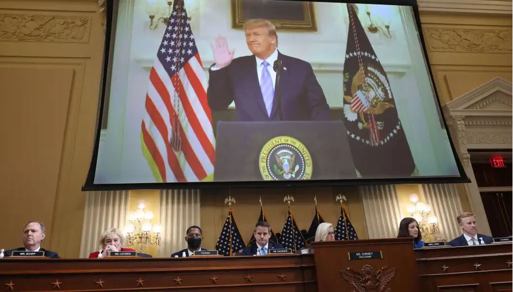 A criterio del comité que investiga el asalto al Capitolio, Donald Trump debe ser juzgado. (Foto Prensa Libre: AFP)