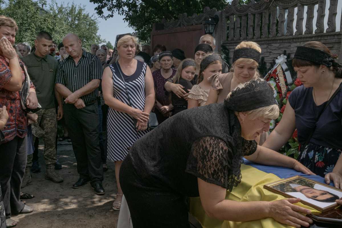 Natalia Dziuba, de 46 años, llora junto al féretro de su marido en Babyntsi, Ucrania, el 30 de junio de 2022. (Foto Prensa Libre: Mauricio Lima/The New York Times)