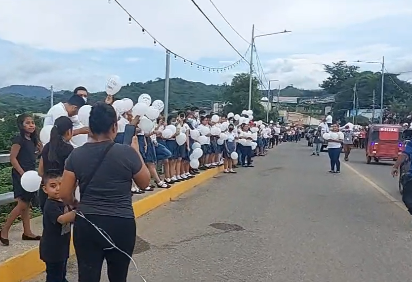 Personas salen a las calles de Gualán para dar el último adiós a Ellie Samara Batres. (Foto Prensa Libre: Tomada del video de Esquipulas Día tras Día).