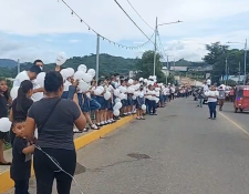 Personas salen a las calles de Gualán para dar el último adiós a Ellie Samara Batres. (Foto Prensa Libre: Tomada del video de Esquipulas Día tras Día).