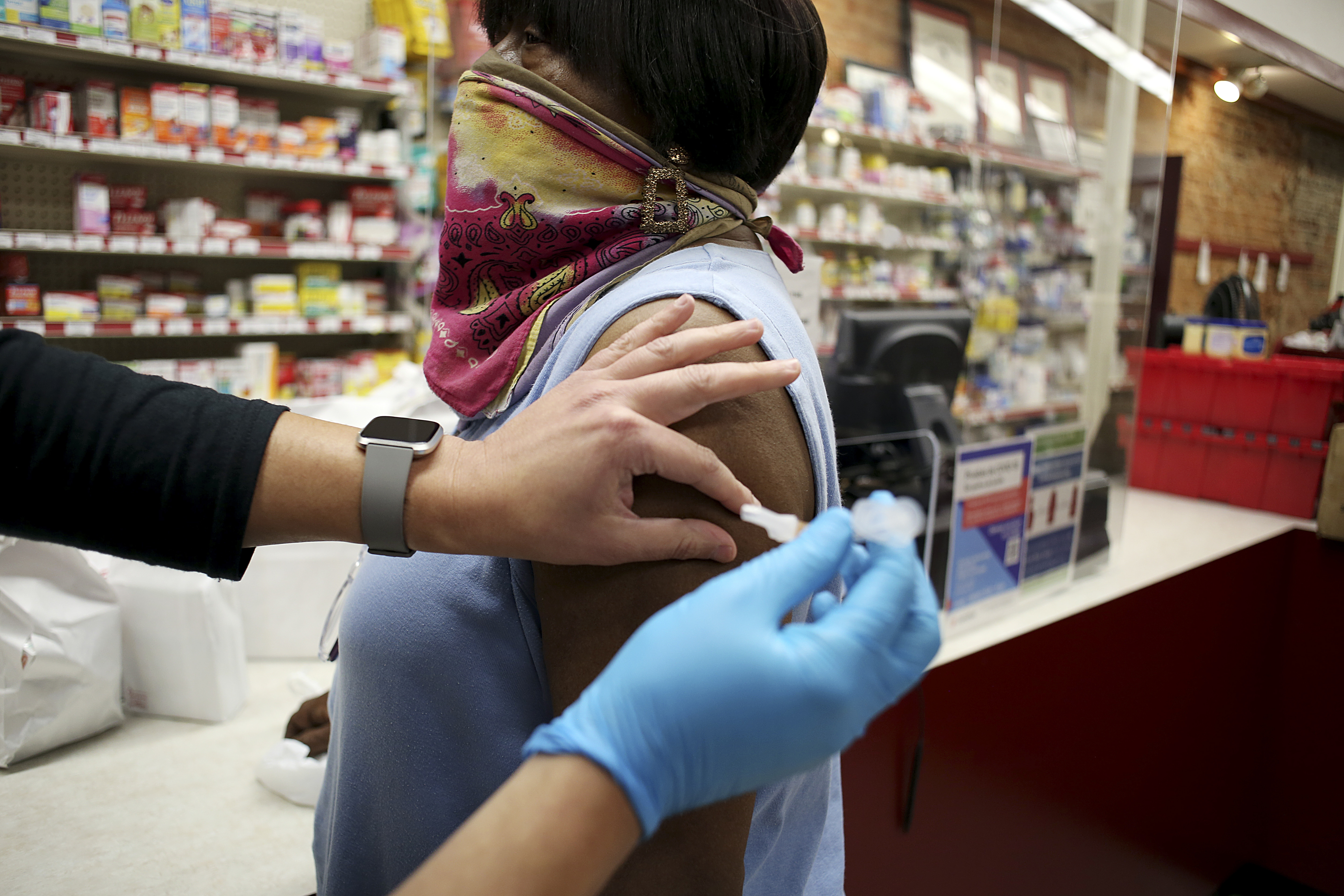 Una dosis de refuerzo de la vacuna del coronavirus se administra en la farmacia de Gurley en Durham, N.C. el 5 de mayo de 2022. (Foto Prensa Libre: Veasey Conway/The New York Times)