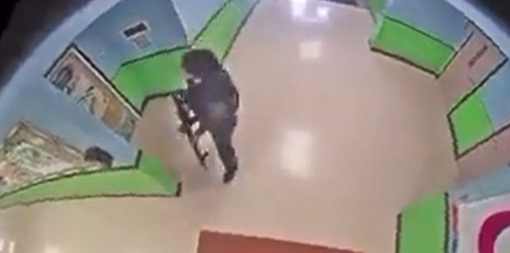 Video del interior de la escuela de Uvalde, Texas durante el tiroteo