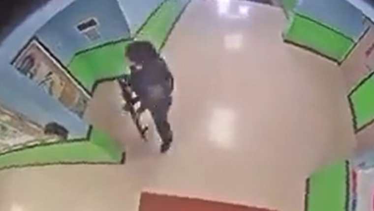 Video del interior de la escuela de Uvalde, Texas durante el tiroteo