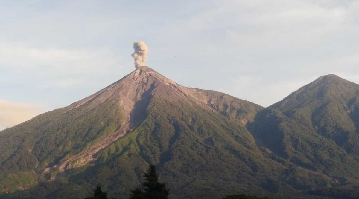 Volcán de Fuego mantiene actividad normal luego de periodo efusivo que causó expulsión de lava