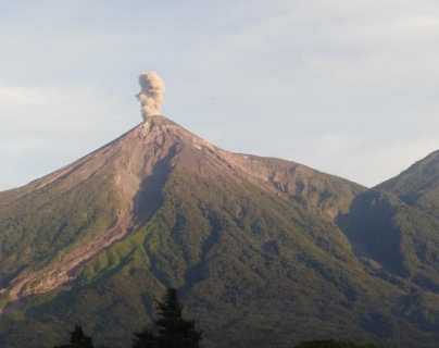El Volcán de Fuego continúa con actividad moderada y se reporta caída de ceniza en comunidades cercanas