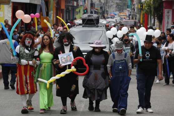 El féretro de Chispita recorrió las calles de Amatitlán, hasta el cementerio general del municipio. (Foto Prensa Libre: Esbín García)