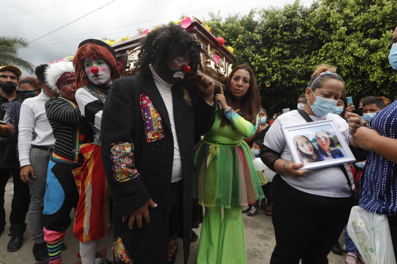 En imágenes: Familiares y colegas dan último adiós a Chispita