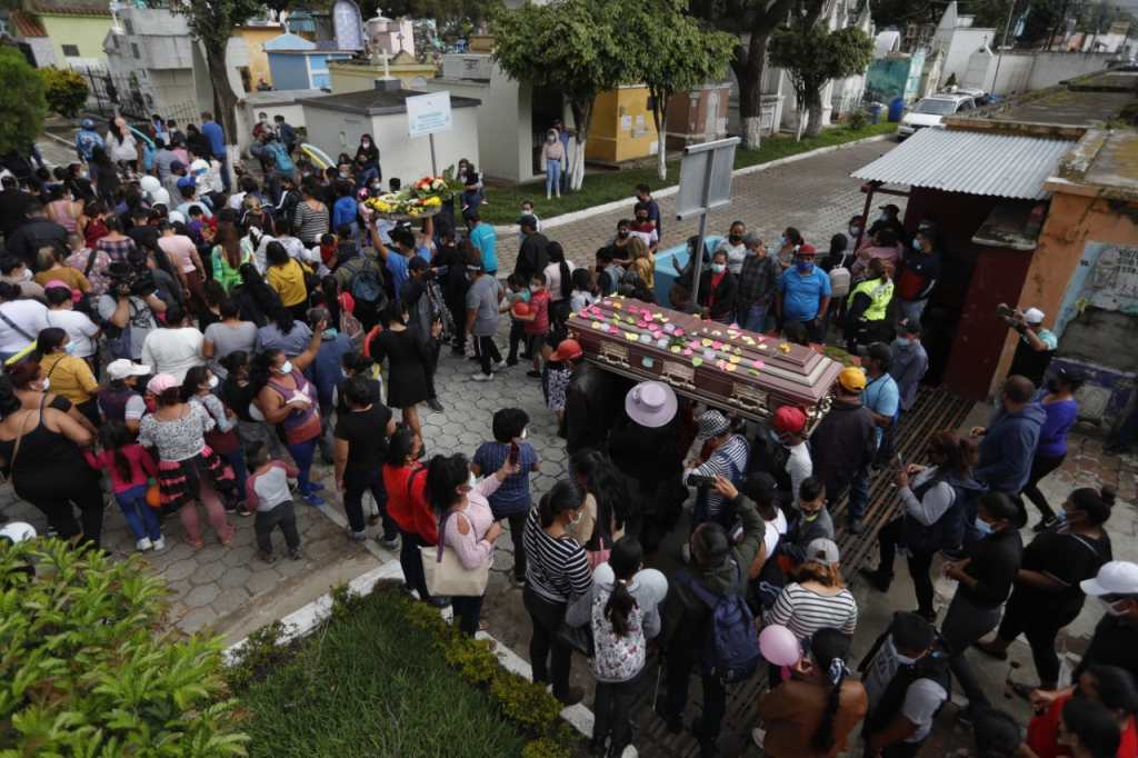 En imágenes: Familiares y colegas dan último adiós a Chispita