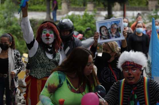 Con fotos en mano y vestidos de payasos sus colegas dieron el último adiós a Joselyn Paola. (Foto Prensa Libre: Esbín García)
