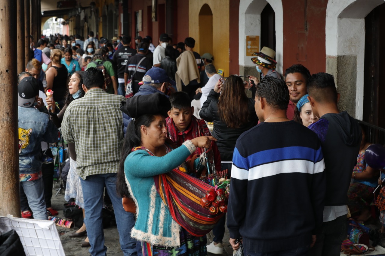 La Antigua Guatemala se llena de visitantes por el fin de semana largo