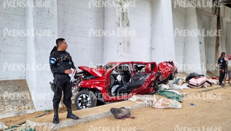 Un tráiler sin frenos provocó un percance múltiple en el kilómetro 60 de la autopista Palín- Escuintla este sábado 3 de julio. Una persona murió y cinco más resultaron heridos. Foto Prensa Libre: Carlos Paredes.
