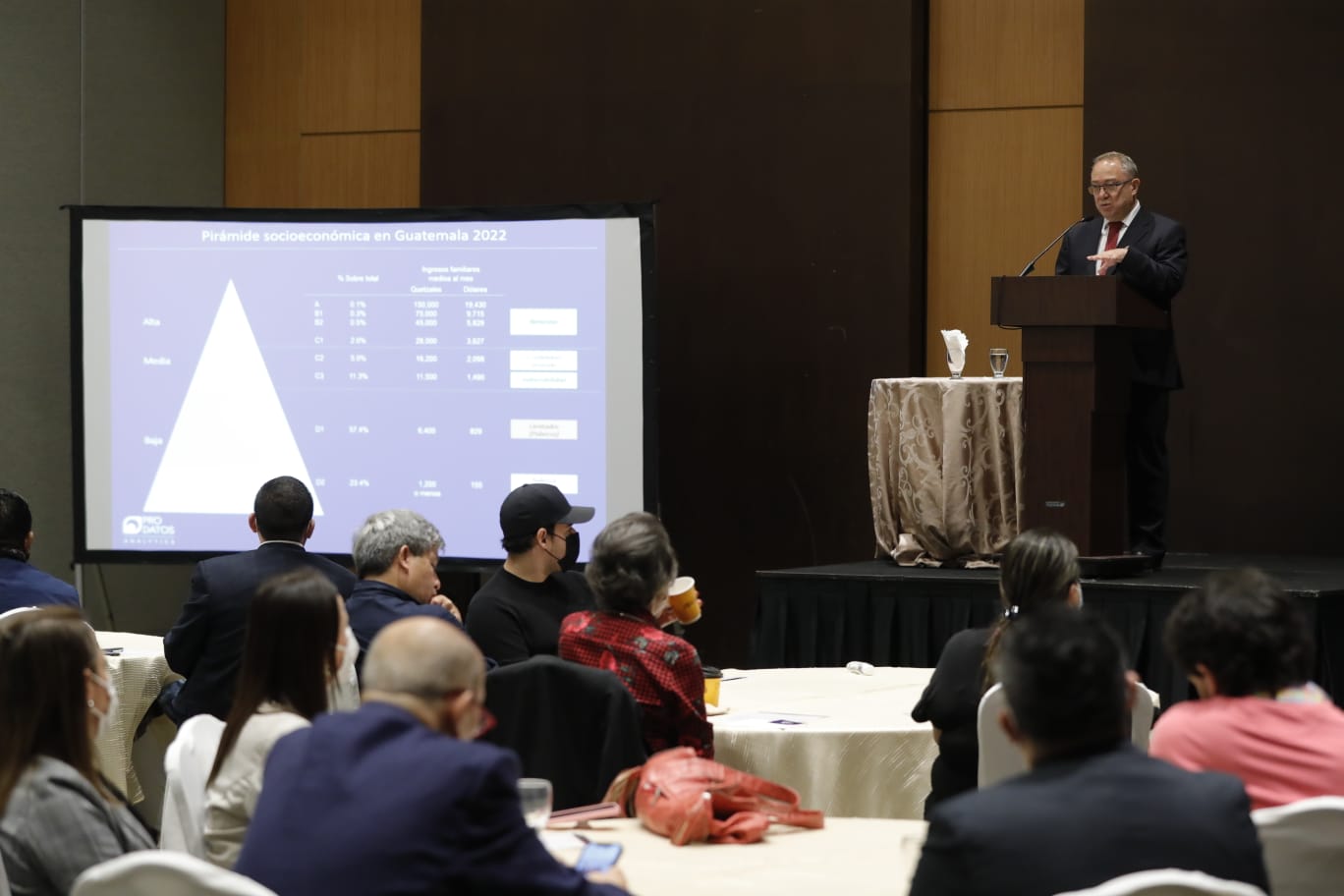 Édgar Monzón, director general de ProDatos, presenta la herramienta  Prodatos Analytics. (Foto Prensa Libre: Esbin García)