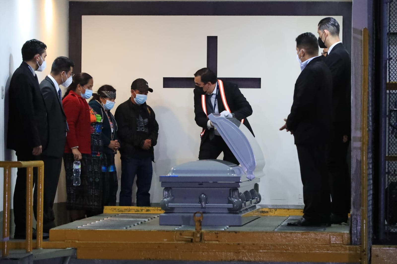 Familiares reciben el féretro de Juan Wilmer Tulum, de 14 años., originario de la Aldea Tzucubal, Nahualá, Sololá.