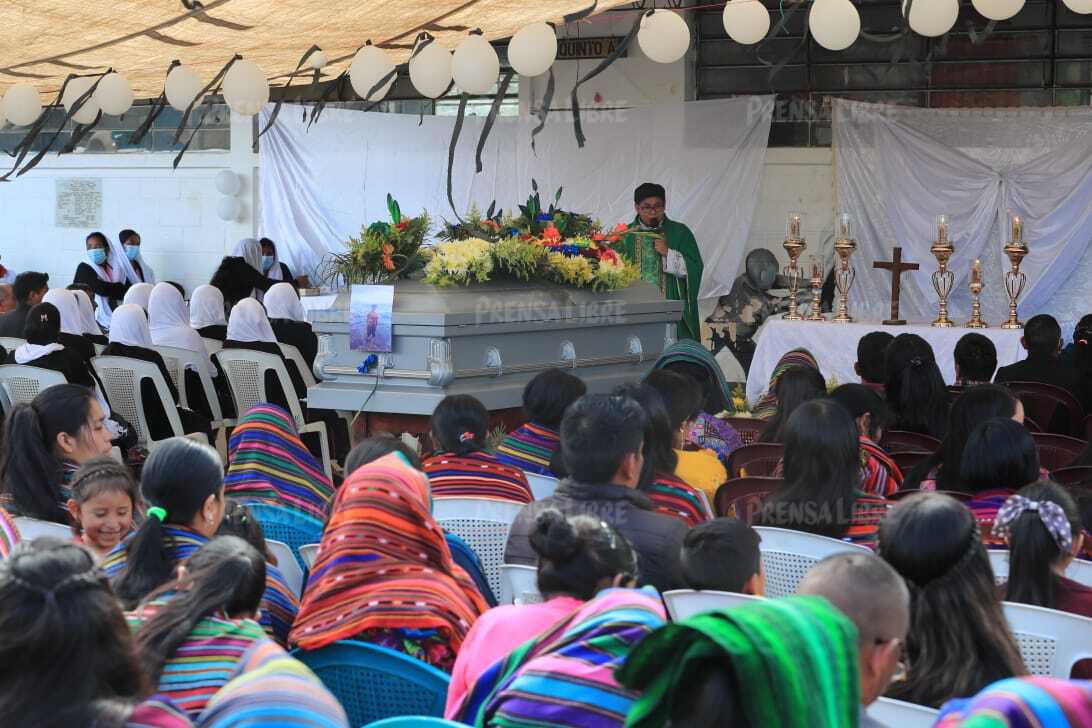 Familiares y amigos de Juan Wilmer Tulum participan en la misa que se hizo en la escuela de secundaria donde estudiaba. (Foto Prensa Libre: Elmer Vargas).