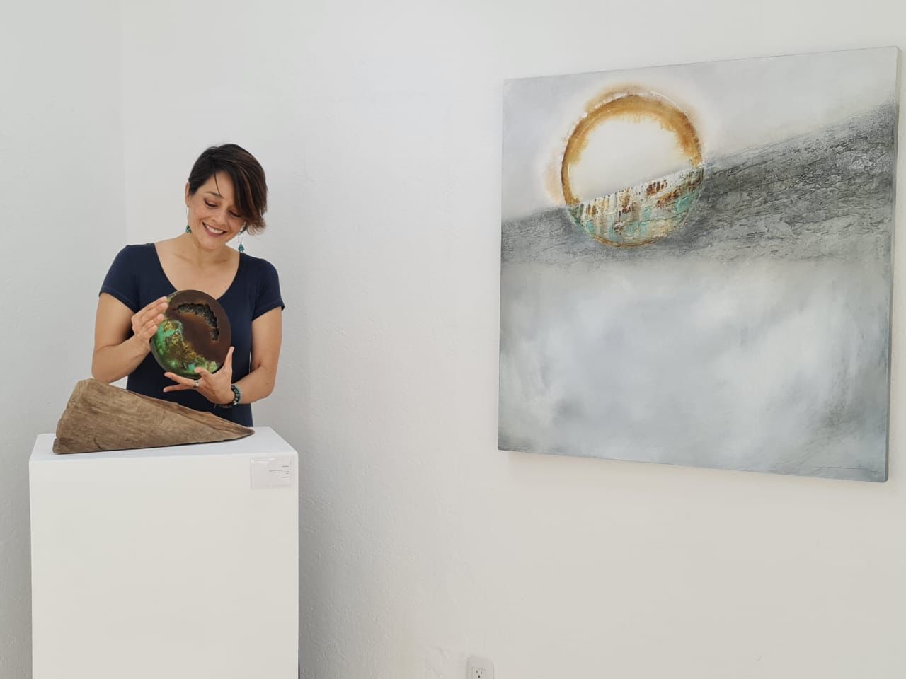 La artista Anahí Martínez Mont en su exposición Alquimia.  (Foto Prensa Libre: cortesía Waseem Syed)