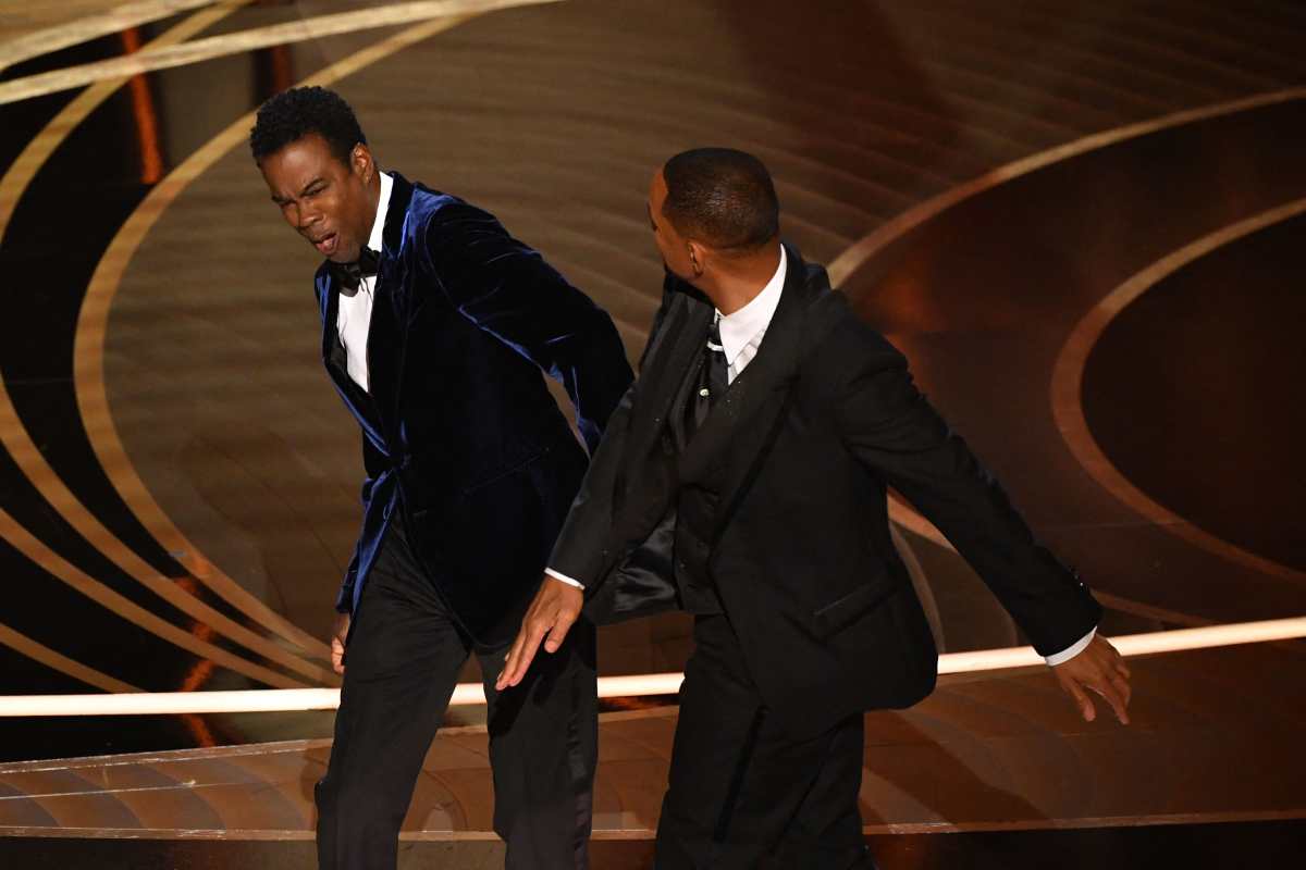 “Todo el mundo está tratando de ser una víctima”: Chris Rock bromea sobre la bofetada que recibió de Will Smith