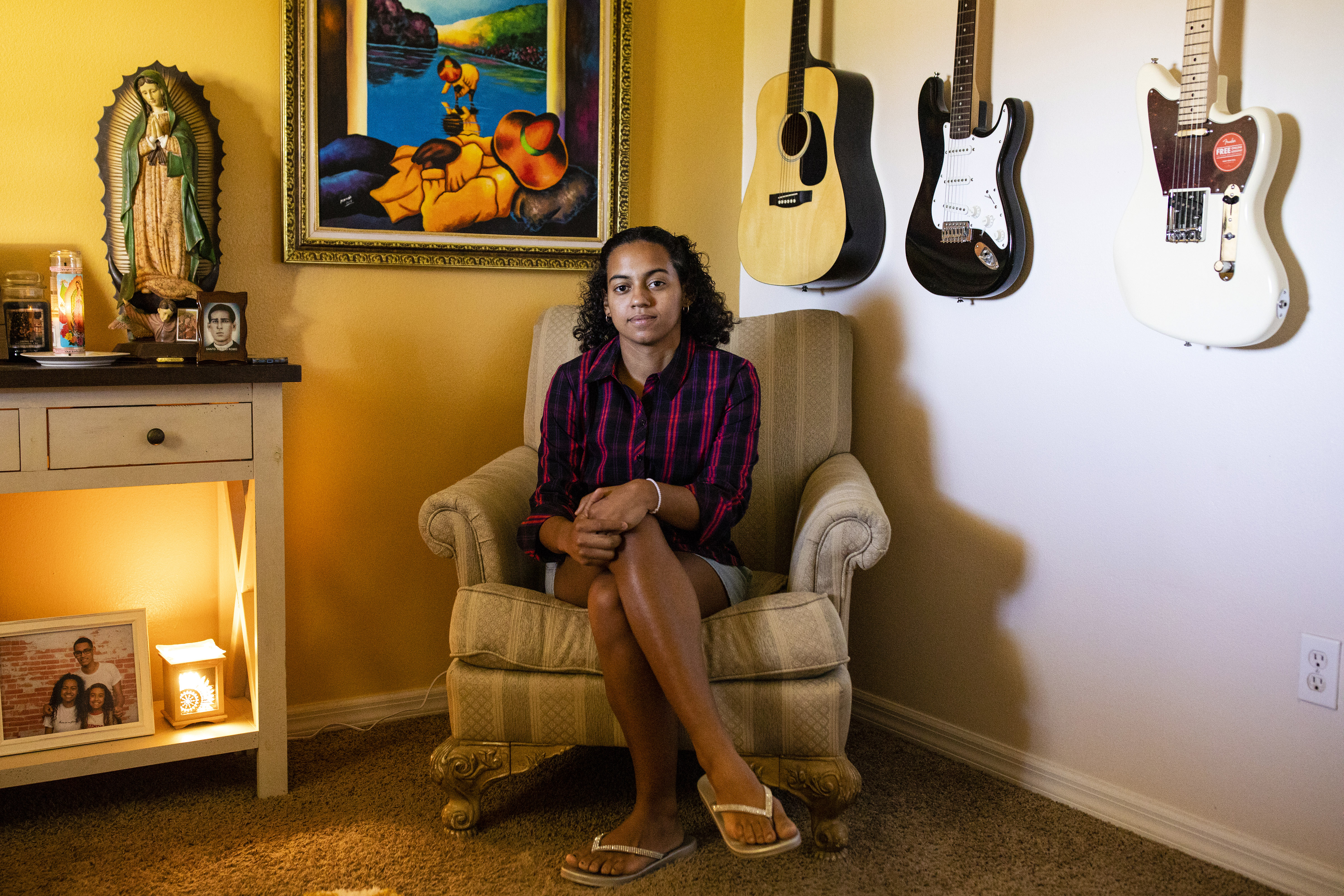 Denange Sánchez, una estudiante universitaria de 20 años, en su casa de Palm Bay, Florida, el martes 12 de julio de 2022. (Foto Prensa Libre: David Lawrence/The New York Times)