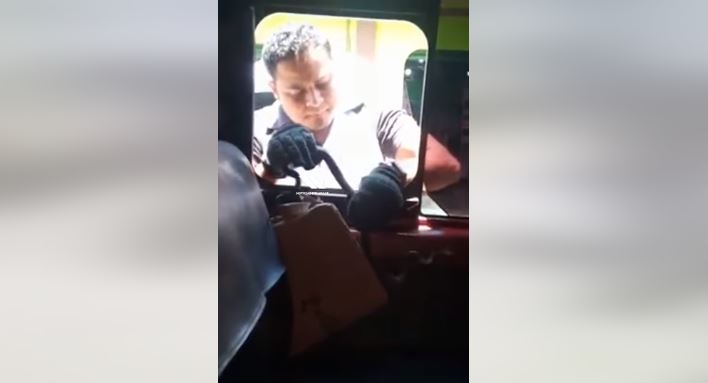 Video: serpiente sorprende y aterroriza a pasajeros de un microbús en Malacatán