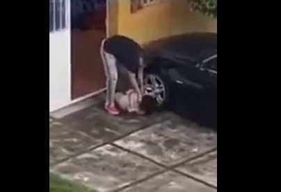 Video: qué se sabe de la mujer que fue agredida por un hombre afuera de una vivienda en Mixco